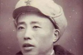 离家20年的大将军回家，全村人挤满院子，只见老母拼命凿墙图片