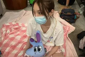 27岁女星因暴雨被困高铁站，13个小时才成功脱险！曾获王思聪力捧图片
