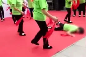 广场舞比赛女子前一秒翩翩起舞笑容满面 后一秒倒地不幸身亡视频封面