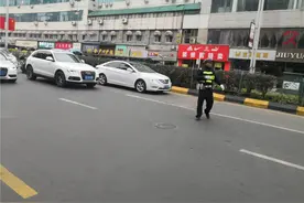 贵阳小学生上学途中倒地昏迷，邻居、的哥、交警接力救人图片