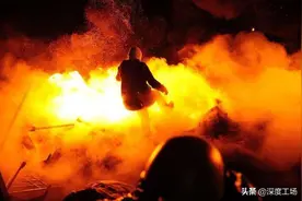火烧地雷阵，500万米雷区遭剧烈焚烧：美国导弹要大战俄军坦克图片