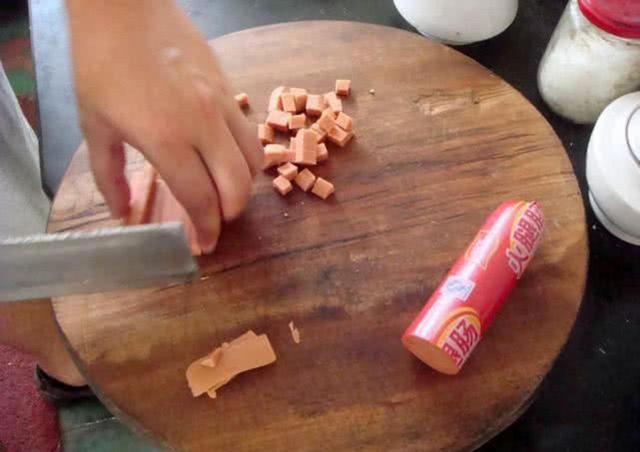 火腿肠也能钓鱼吗？用白酒、红糖、氨基酸水泡制后，有效果