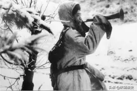 冲锋号声吓退英国王牌部队，司号员被邀参加国宴，毛主席与其握手图片