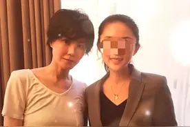 王菲酒吧被偶遇，没带保镖和助理显低调，粉丝求合影还一把搂过图片