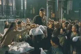 身高三米的巨人，他一只手拿了10袋米，真是比姚明还高视频封面
