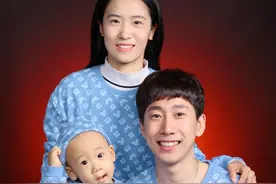 赞！中国世界冠军夫妇晒新年第一张全家福，一家三口穿亲子装出镜图片