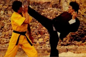 李小龙被武术名家黄泽民挑战，妻子琳达怀孕8个月观战，3分钟获胜图片