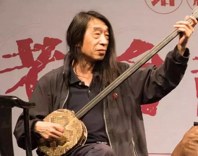 世界再吵闹，不过方寸之间，一条板凳的尺寸