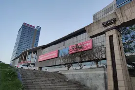 三级政府重点工程变成烂尾楼：成都中塑城停工八年追问图片