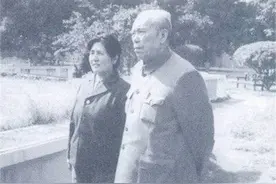 开国中将梁兴初性情暴烈，打起儿子却是雷声大雨点小，假动作挺多图片