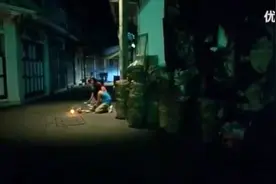 男女深夜在十字路口敲饭碗引鬼，顿时百鬼聚集昏天暗地！视频封面