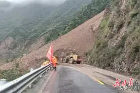 甘肃日报/G310国道麦积区三岔镇岭西村段道路塌方，通行受阻，目前正在全力抢修图片