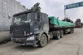 解放J6P改装后运输砂石料，一年净入20万，卡友：风险很大图片