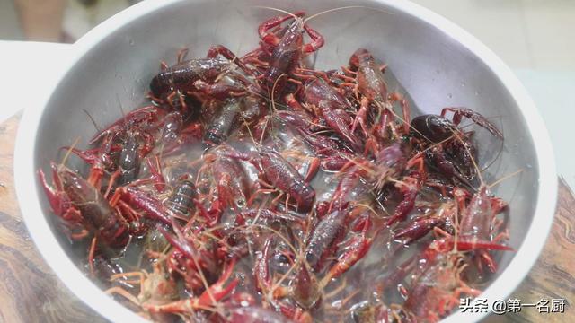 小龙虾怎样做才好吃？试试这道蒜蓉小龙虾，蒜香浓郁，越吃越过瘾