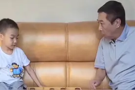 63岁冯巩与孙子下象棋，爷孙俩侧脸超级像，网友：冯巩后继有人图片