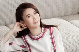 48岁袁咏仪真大胆，穿摩洛哥长裙显气质，意外撞衫baby竟不输？图片