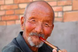 心理学家：当一个人有这些“怪癖”，往往暗示性格有缺陷，危险了图片