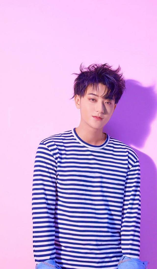 黄子韬晚会首唱新歌《朋友圈》向观众salute敬礼火爆出圈(salute什么