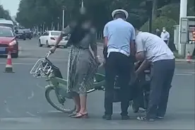 社死！山东一女子骑车裙子被卡后链，众人解围失败后连人带车抬走图片