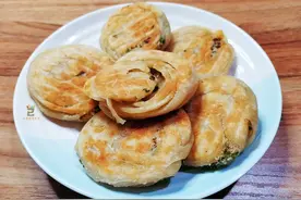 烙葱花饼，有人发面有人烫面，面点师教你新做法，外酥里软层次多图片