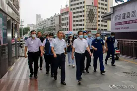 信阳市副市长翟晓宾实地检查万家灯火区域消防改造工程图片