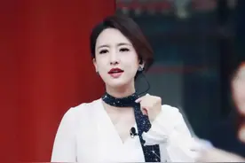 张蕾不愧是央视名角，穿衬衫配包臀裙气质过人，搭丝巾更有秋季范图片