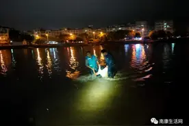 冰冰冷的天，南康一男子在蓉江河跳河，幸亏被救援队员救起……珍爱生命，少给社会添点乱图片
