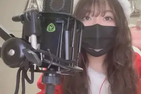 小团团直播三周年上镜，水友吐槽身材，起身自证要腰有腰却翻车？图片