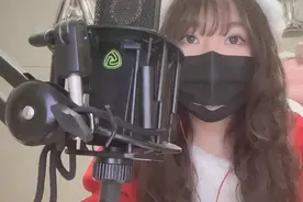 小团团直播三周年上镜，水友吐槽身材，起身自证要腰有腰却翻车？图片