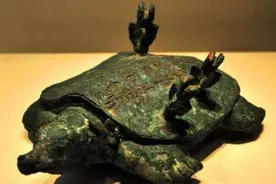 河南老农钓鱼钓到只“乌龟”，背部插着4支箭，专家称：钓了18亿图片