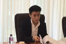 何猷君疑与女孩发生激烈争吵，遭挑衅骂是私生子，双方场面紧张图片