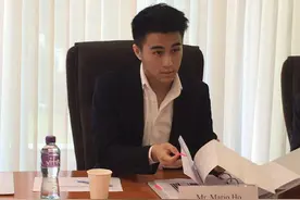 何猷君疑与女孩发生激烈争吵，遭挑衅骂是私生子，双方场面紧张图片