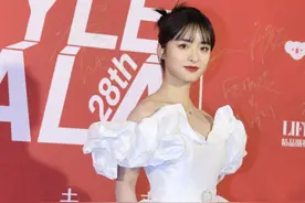 没有好身材就别凹时尚人设？沈月红毯秀天鹅颈，却暴露虎背熊腰？图片