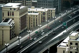 一夜雪纷飞 乌鲁木齐开启“冬忙”状态图片