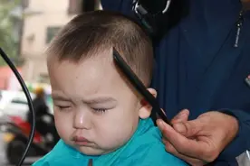 老爸给儿子设计新发型，儿子成了小一号的老丈人，网友：太有才了图片