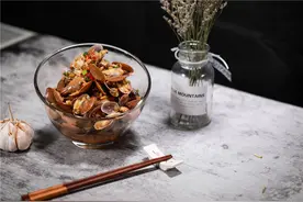 洗花甲时，只放盐是大错特错！多加这3样，花甲疯狂吐沙，更干净图片