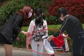 12岁女孩放学路上突遇“初潮”，染红白色外裤，路人的举动太暖心图片