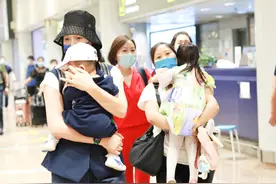 朱丹带两娃现身，二胎儿子正脸曝光大眼超萌像爸，大女儿长腿抢镜图片