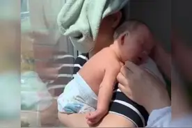 奶奶和姥姥联合为娃去黄疸，抱孩子晒太阳火了，网友：太辛苦了图片