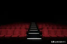 我怀念的，是电影院开灯的那个瞬间图片