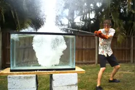 盐遇水会爆炸？牛人把盐加热到801℃，倒入鱼缸瞬间粉碎！