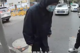 疫情下最真实照片曝光：这世上除了生死，还有人在偷偷爱着你图片