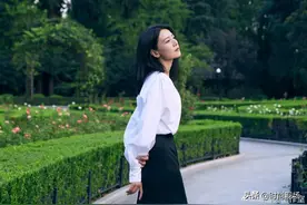 好美！高圆圆白衬衫配包臀裙徜徉花园 知性优雅魅力满满图片