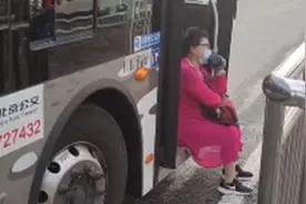北京大妈要求司机扶自己上车，不扶就坐车门口耍赖，这样闹过十几次图片