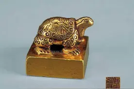 老人收破烂捡到一宝贝，用来拴狗尾巴，得知是国宝后死活不愿上交图片