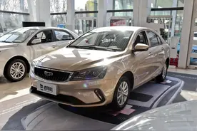 买个廉价代步车，皮实耐用不心疼，后排空间超合资，实拍吉利帝豪图片