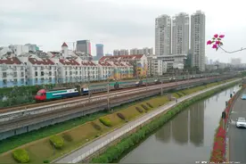 那列由港铁担当的九广通双层列车图片