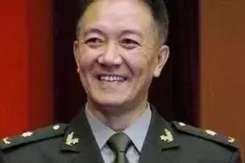 告诉你：军衔肩章上“梅花”和“五角星”的区别图片