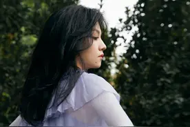 春夏厉害，紫色轻纱装配大红色裤子也能穿出高级感，真是惊艳了图片