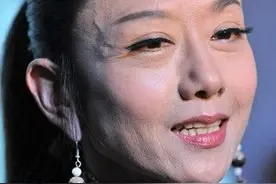 杨丽萍十年不曾摘帽子，以为是装饰，当摘下帽子后你有被吓到吗？图片